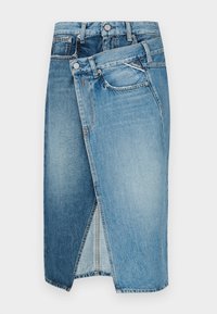 Φούστα από τζιν με στρωματοποιημένο σχέδιο σε ανοιχτό μπλε χρώμα, εμπρόσθιες τσέπες και αντίθετη ραφή. Κόβεται σε μήκος μέχρι το γόνατο με μία πλαϊνή σχισμή.