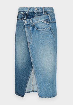 Φούστα από τζιν με στρωματοποιημένο σχέδιο σε ανοιχτό μπλε χρώμα, εμπρόσθιες τσέπες και αντίθετη ραφή. Κόβεται σε μήκος μέχρι το γόνατο με μία πλαϊνή σχισμή.