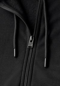 Černá mikina na zip s hladkým povrchem, fleecovou podšívkou, kontrastním zipem a nastavitelnými šňůrkami.