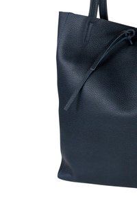 Donkerblauwe leren shopper met een gestructureerde afwerking, voorzien van twee handgrepen en een trekkoordsluiting. Minimalistisch ontwerp met een zachte structuur.