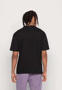 Pegador CALI OVERSIZED TEE UNISEX - T-shirt estampada - black sunrise