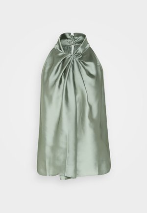 Top halter de cetim em verde suave, com um pescoço franzido, textura suave e um design drapeado com uma abertura em forma de buraco-chave nas costas.