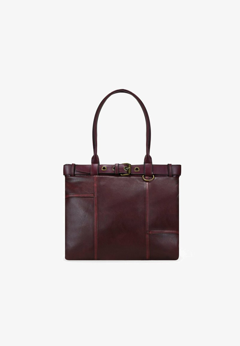bolso tote de cuero burdeos con asas dobles, que presenta un acento de cinturón, bolsillos frontales y una textura suave. Dimensiones 40 cm x 30 cm.