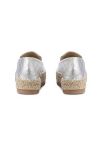 Espadrillas argentate trapuntate con una suola intermedia in juta intrecciata e suola in gomma. Presentano un retro chiuso e lati aperti per una migliore traspirabilità.
