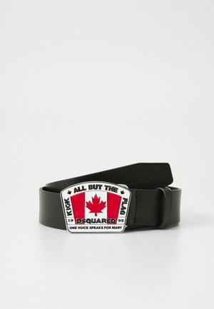 Ceinture en cuir noir avec une boucle en argent rectangulaire affichant un design de drapeau canadien, avec des couleurs rouge et blanche et des accents de texte.
