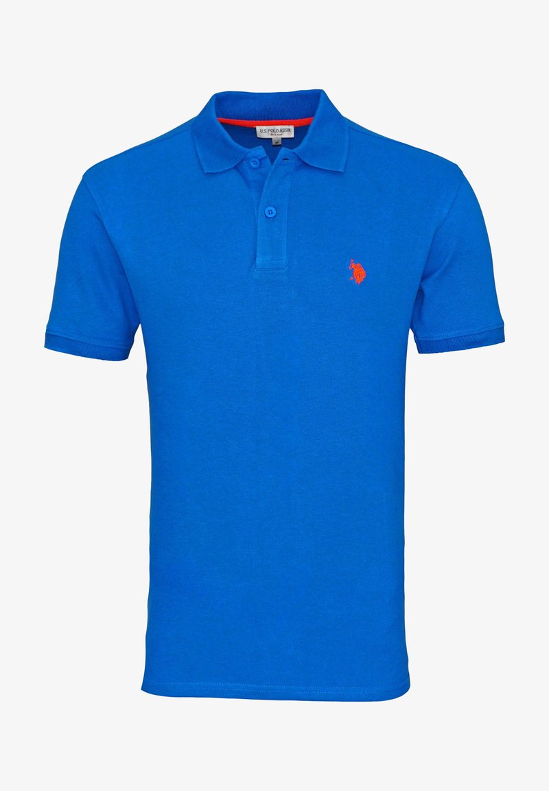 Polo bleu en coton, avec un col, une patte à trois boutons, des manches courtes et un petit logo rouge sur le côté gauche de la poitrine.