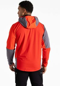 Leichte rote und graue Jacke mit Kapuze, die ein elegantes Design und glatte Textur aufweist. Enthält lange Ärmel und atmungsaktives Material.