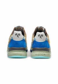Sneaker multicolori con un mix di materiali in suede e mesh. Il design include un tallone blu, tonalità neutre e una suola testurizzata con macchie.