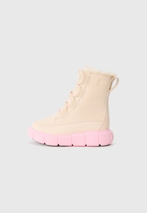 Botte imperméable rose clair avec une finition en suède texturé, dotée d'une semelle en caoutchouc rose, d'un laçage à l'avant et d'un col en fourrure pour la chaleur.