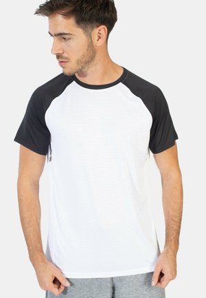 Kortærmet træningsskjorte med sort raglan-design og hvid tekstureret krop, der har diskrete vandrette striber og en rund halsudskæring.