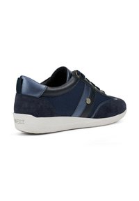 Sneakers navy realizzati in mesh, suede e pelle. Suola in gomma bianca con grip testurizzato, accenti dorati e un design snello.