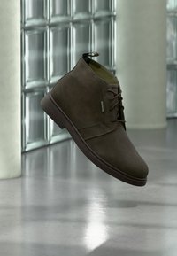 Sélectionné, dark brown