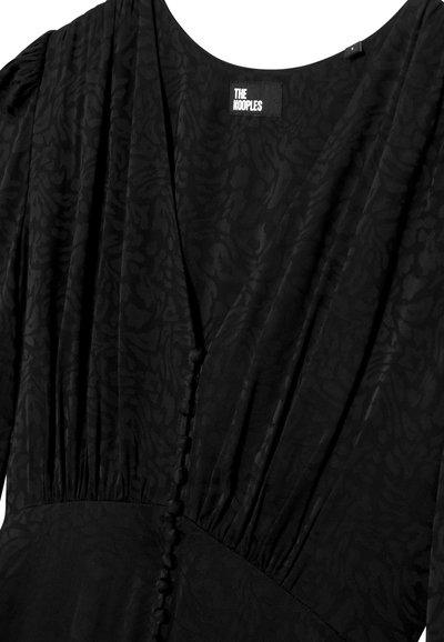 Czarna sukienka z teksturowanym kwiatowym wzorem, dekoltem w kształcie litery V, bufiastymi rękawami oraz guzikami na przodzie. Materiał wydaje się być miękki.