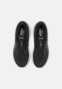 Chaussures de sport noires avec tige en maille, semelle intermédiaire blanche et lacets noirs. Présente le logo Asics et une semelle intérieure Ortholite pour plus de confort.