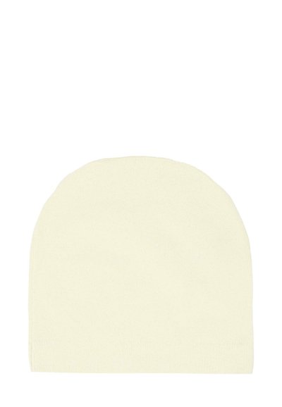 Cappello beanie in maglia color crema chiaro, texture morbida, forma tondeggiante, presenta una vestibilità aderente con bordo cuffed, senza motivi visibili o dettagli hardware.