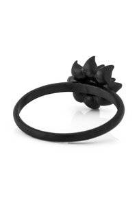 Anello in metallo nero con un design floreale texturizzato sulla parte superiore, dotato di una fascia circolare liscia.