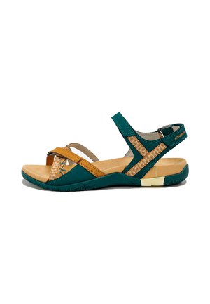 Sandalia deportiva de punta abierta con tiras en verde azulado y mostaza, detalles de tela con estampado y una suela acolchada de color canela sobre un fondo blanco.