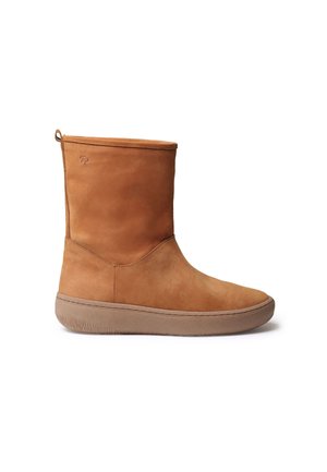 Tan ruskinds ankelstøvler med en glat finish, rund tå og tekstureret gummisål. Har et logo på siden og en hængetab bagpå.