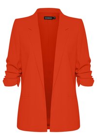 Czerwona marynarka o strukturalnym kroju, z podwiniętymi rękawami, zapięciem na jeden guzik i dwoma przednimi kieszeniami. Gładka tekstura materiału.