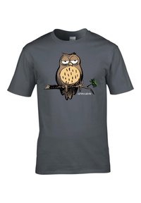 Šedé tričko s potiskem, na kterém je karikatura sovy sedící na větvi. Sova má kulaté tělo, velké oči a světle hnědý hrudník s tmavými skvrnami.