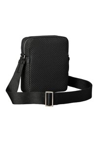 Schwarze gewebte Umhängetasche mit quadratischer Form, Reißverschluss, flachem verstellbarem Riemen und silberner Metall-Schnalle als Akzent. Strukturierte Oberfläche.