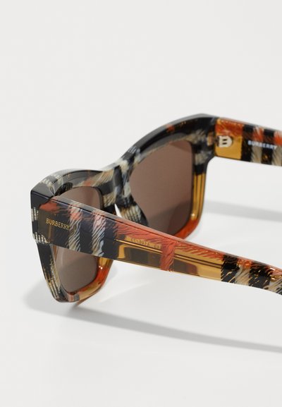 Ochelari de soare Burberry cu un cadru larg, într-un model negru, portocaliu și țestoasă, cu lentile maro și accente de branding aurii.