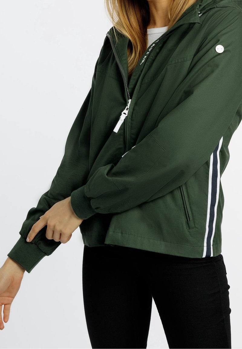 Veste zippée verte avec capuche, ornée d'accents latéraux rayés blancs et navy, de poignets élastiques et d'une coupe décontractée.