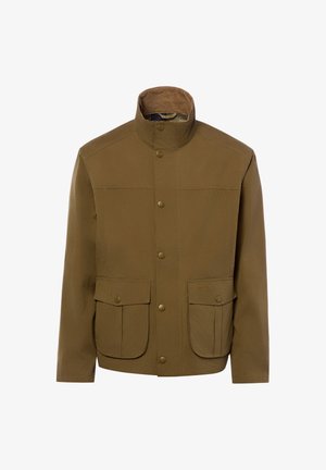 Olijfgroene herenjas met hoge kraag, knoopsluiting aan de voorkant en twee grote klepzakken met knopen ter hoogte van de taille.