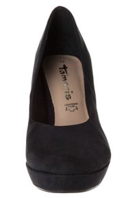 Svart mocka högklackad pumpsko med rund tå, lätt plattform och slät textur. Har diskret logotyp på innersulan.