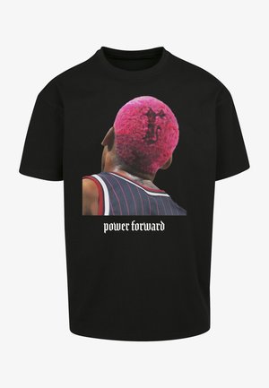 Sort t-shirt med et grafisk motiv af en person med pink hår på ryggen og teksten "power forward" i hvid skrift nedenfor.
