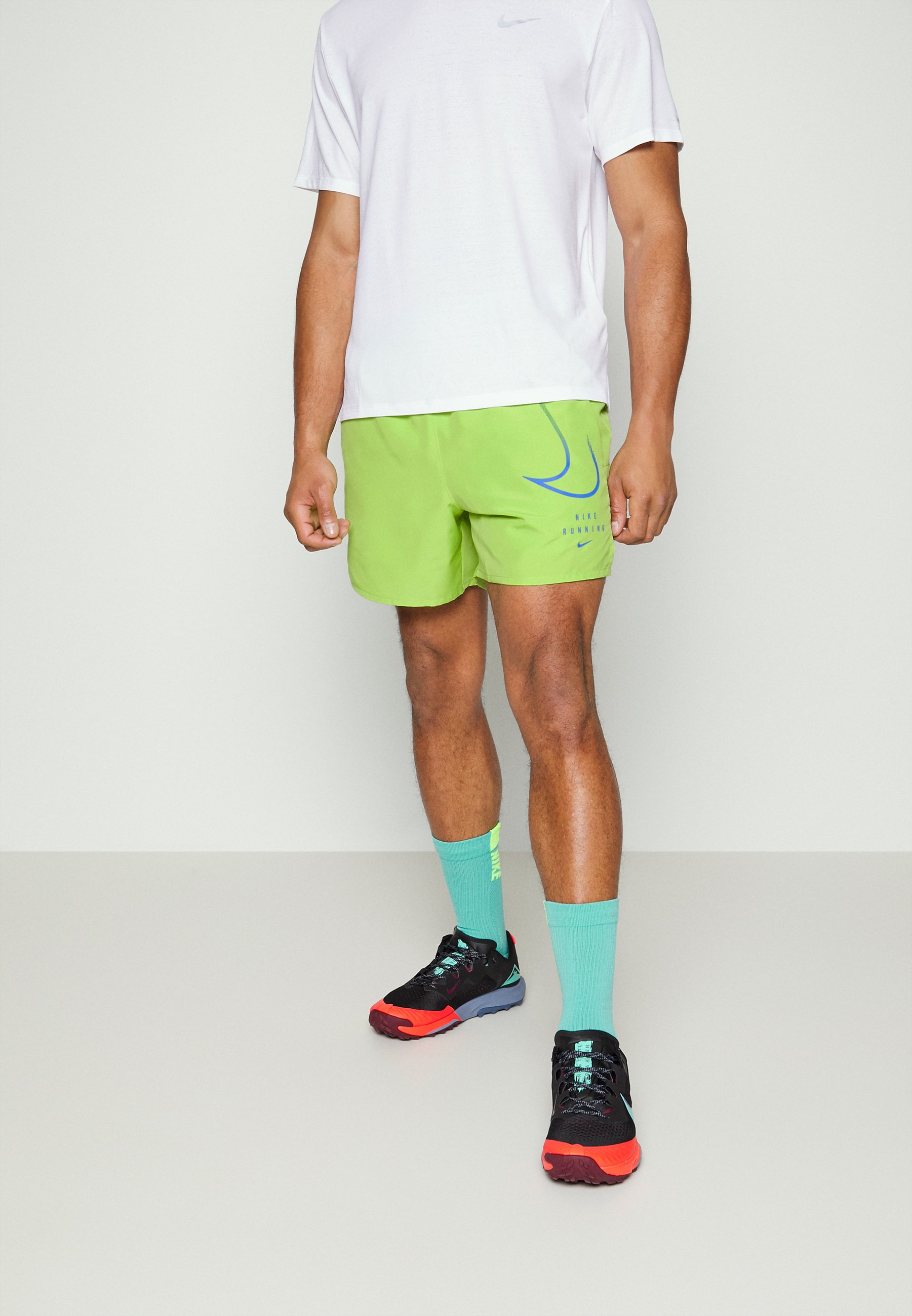 Nike Performance Pantalón corto de deporte - vivid green/verde - Zalando.es
