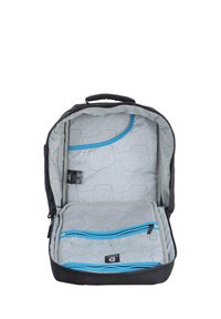 Mochila negra con un interior gris estampado. Presenta cremalleras azules, compartimentos dobles y una asa superior para un fácil transporte.