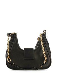 Sac à main en cuir noir avec une silhouette incurvée, quincaillerie dorée, bandoulière en chaîne et fermeture à rabat. Fini texturé avec des accents plissés.