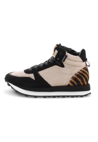 Sneakers typu high-top w czarnym zamszu i gładkich beżowych panelach, z akcentem w wzór tygrysa. Gumowa podeszwa i system sznurowania z przodu.
