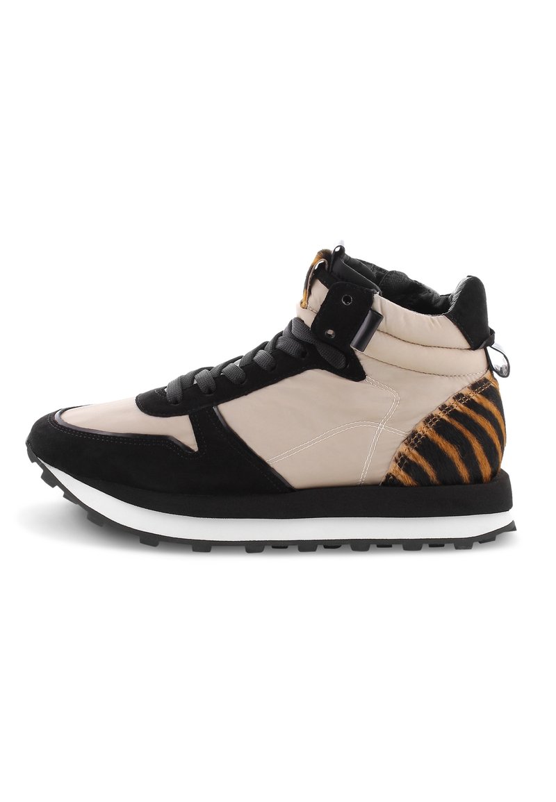 Sneakers typu high-top w czarnym zamszu i gładkich beżowych panelach, z akcentem w wzór tygrysa. Gumowa podeszwa i system sznurowania z przodu.