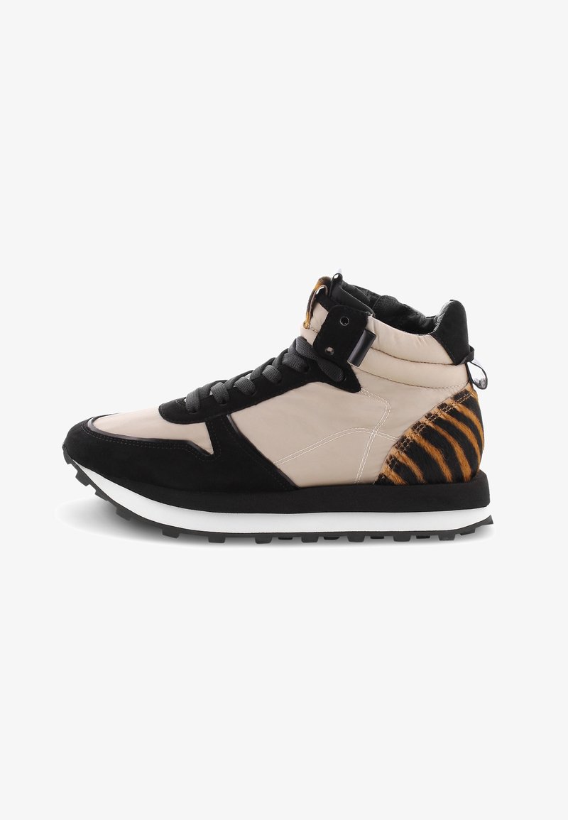 Sneakers typu high-top w czarnym zamszu i gładkich beżowych panelach, z akcentem w wzór tygrysa. Gumowa podeszwa i system sznurowania z przodu.
