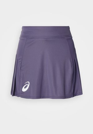 Jupe de sport violette avec un design évasé, fabriquée en matériau qui évacue l'humidité, dotée d'une taille lisse et d'un petit logo blanc sur le devant.