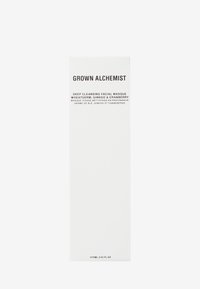 Witte rechthoekige doos met zwarte tekst. Productnaam: Grown Alchemist Deep Cleansing Facial Masque met tarwekiem, ginkgo en cranberry.