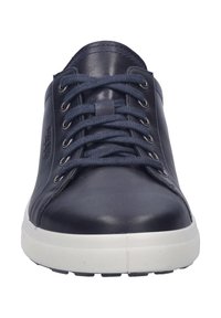 Marine leren sneaker met witte rubberen zool, ronde neus en vetersluiting aan de voorkant. Beschikt over metalen oogjes en een gestructureerde zool voor grip.