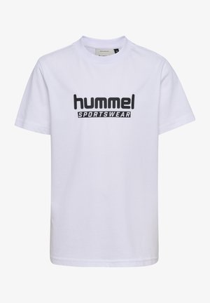 Biała bawełniana koszulka z krótkim rękawem z czarnym logo "hummel" oraz napisem "SPORTSWEAR" w wyraźnej, kapitalizowanej czcionce. Gładka tekstura.