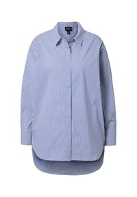 Niebiesko-biała koszula w paski z długimi rękawami, zapinana na guziki, z klasycznym kołnierzem, lekko wydłużonym tylnym dołem, wykonana z lekkiego materiału.