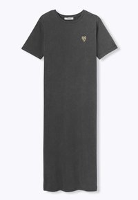 Robe grise à manches courtes en coton doux, avec un petit motif de cœur en léopard sur la poitrine gauche et une coupe décontractée.