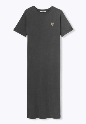 Robe grise à manches courtes en coton doux, avec un petit motif de cœur en léopard sur la poitrine gauche et une coupe décontractée.