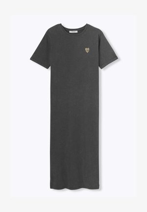 Robe grise à manches courtes en coton doux, avec un petit motif de cœur en léopard sur la poitrine gauche et une coupe décontractée.