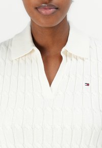 Tommy Hilfiger CABLE OPEN - Polo marškinėliai - ivory silk