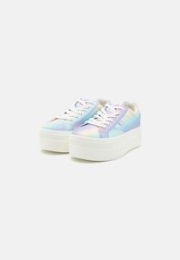 Platform sneakers átmenetes kék, lila és fehér színben. Fehér fűzőkkel, gumitalppal és sima szövettextúrával rendelkezik.