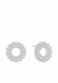 Silvriga runda örhängen med en klunga av små ädelstenar som skapar en texturerad, blommig design med en öppen mitt.