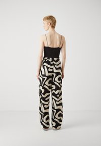 Vero Moda Tall VMAGNETE WIDE  - Bukse - black/sand dollar