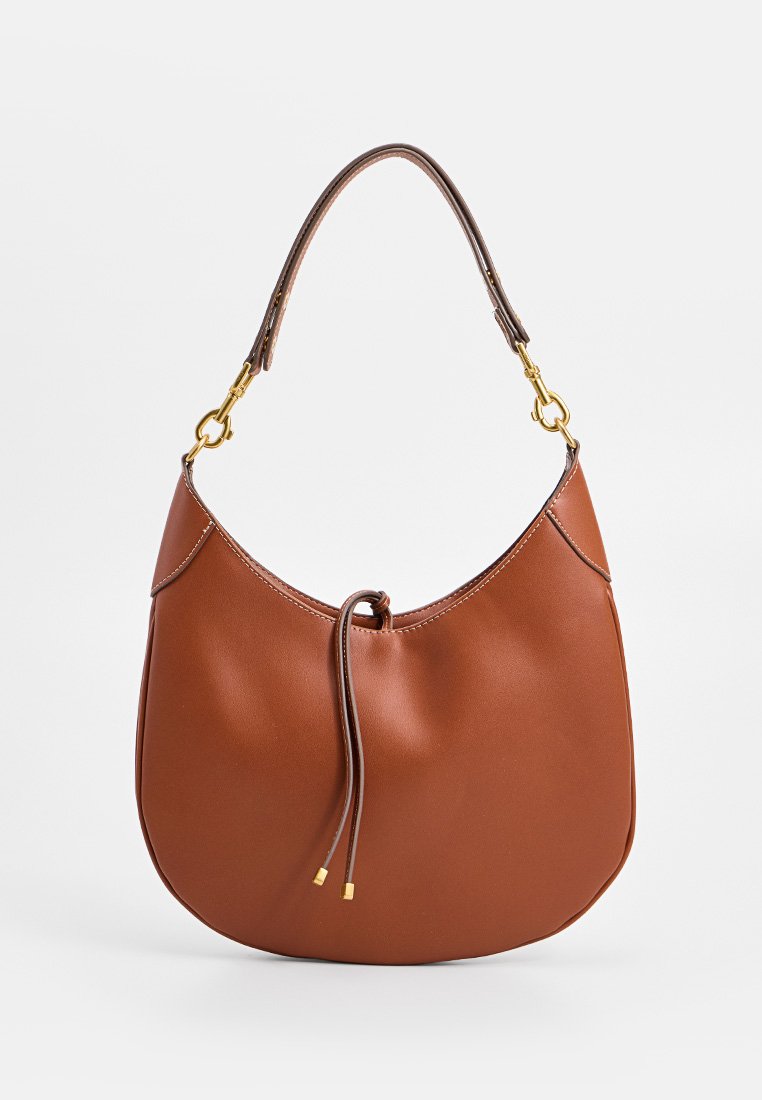 Braune Leder Schultertasche mit runder Form, Zugbandverschluss und goldfarbenen Hardware-Details am Riemen. Glatte Textur.