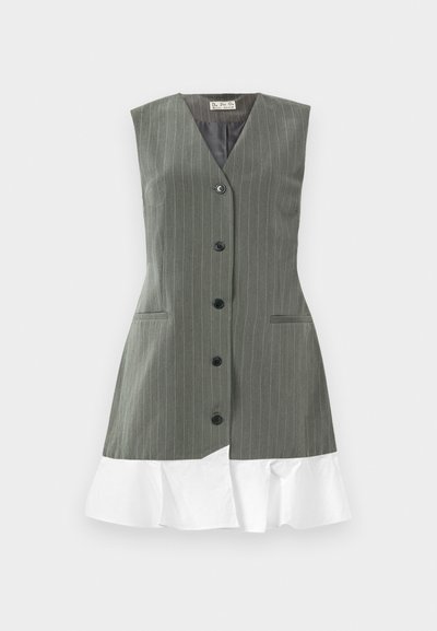 Abito smanicato grigio a righe con bottoni neri lungo il davanti e orlo arricciato bianco su sfondo uniforme.